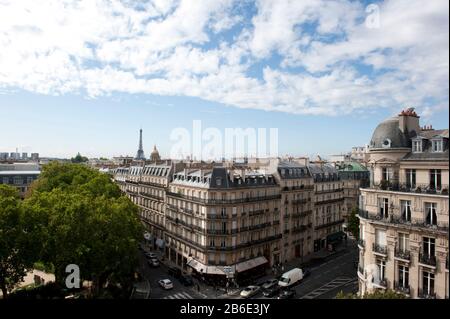 Invalides Dome e Torre Eiffel visto dal 6th piano dell'Hotel Lutetia, Boulevard Raspail, 6th Arrondissement di Parigi, Parigi, Ile-de-France, Francia Foto Stock