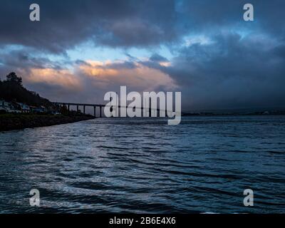 Ponte Kessock al crepuscolo, Moray Firth, Scozia, Regno Unito, Europa Foto Stock