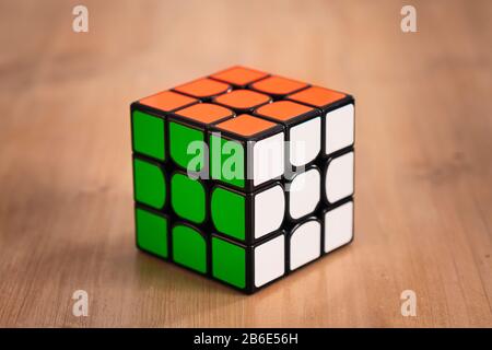 Rubik Cube puzzle intelligence gioco giocattolo risolto, tre lati Foto Stock