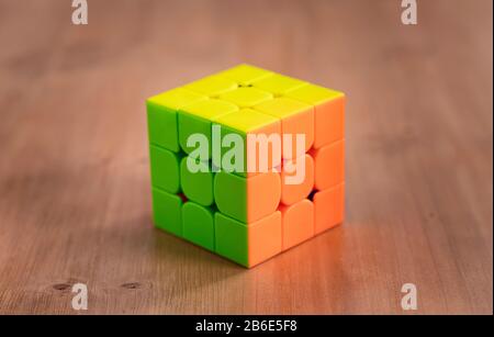 Rubik Cube puzzle intelligence gioco giocattolo risolto, tre lati Foto Stock