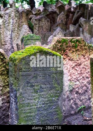 Pietre Tombali affollate nel vecchio cimitero ebraico, Praga, Repubblica Ceca, Europa Foto Stock