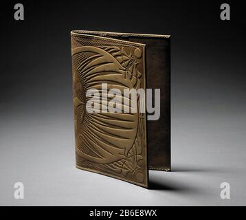 Copertina del libro di cuoio con un modello pressato di pesci e farfalle Boekomslag di schrijfmap van leer ha incontrato geperst dessin bestaande vissen in het midden en vlinkers in de hoeken. Gesigneerd: SM (monogramma) 1902. Produttore : ontwerper: Samuel Jessurun de MesquitaPlats prodotto: Nederland dating: In of voor 1902 kenmerken Fisico: Leer Materiale: Geheel: Leer Techniek: Looien / persen dimensioni: Geheel: L 17,6 cm. × b 25 cm. Foto Stock