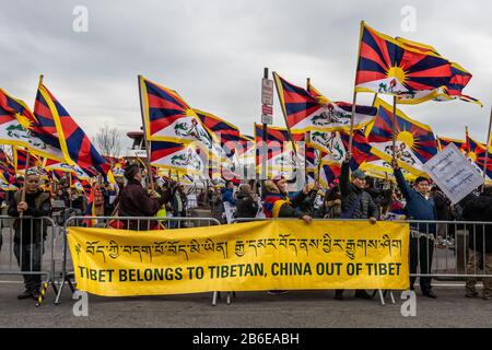 I tibetani commemorano l'insurrezione tibetana del 1959 contro l'invasione della Cina comunista con un raduno al Consolato cinese a New York il 10 marzo 2020. I manifestanti hanno reso omaggio alla resistenza tibetana e hanno sollecitato la fine dell'occupazione cinese del Tibet. (Foto Di Gabriele Holtermann-Gorden/Sipa Usa) Credit: Sipa Usa/Alamy Live News Foto Stock