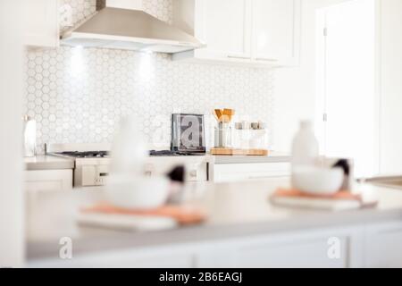 una casa classica, convenzionale e ben arredata area cucina Foto Stock