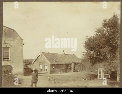 Farm to Spaarndammerdijk in Amsterdam Parte dell'album con foto di Amsterdam e omge. Produttore : fotografo: Anonymous place manufactured: Amsterdam Data: CA. 1910 - ca. 1930 caratteristiche Fisiche: Gelatina argento materiale di stampa: Carta fotografica Tecnica: Gelatina argento pressione dimensioni: H 78 mm × W 108 mm Oggetto: Fattoria (edificio) Dove: Amsterdam Foto Stock