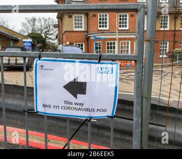 Segno che indica un Coronavirus Pod al Southampton General Hospital, un ospedale di insegnamento gestito dal University Hospital Southampton NHS Foundation Trust Foto Stock