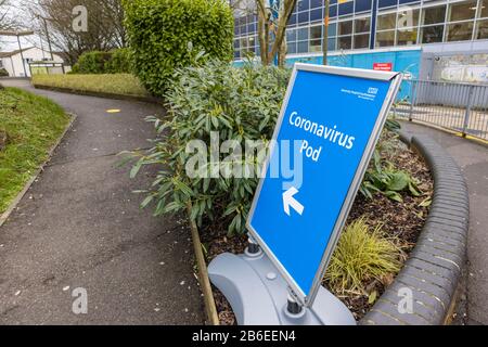 Segno che indica un Coronavirus Pod al Southampton General Hospital, un ospedale di insegnamento gestito dal University Hospital Southampton NHS Foundation Trust Foto Stock