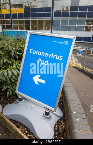 Segno che indica un Coronavirus Pod al Southampton General Hospital, un ospedale di insegnamento gestito dal University Hospital Southampton NHS Foundation Trust Foto Stock