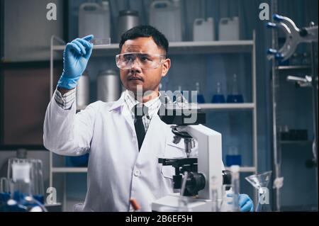 In Un Laboratorio Moderno Research Scientist Conduce Esperimenti Sintetizzando Composti Foto Stock