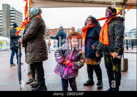 L'Aia, Paesi Bassi. 10th Mar, 2020. Una bambina che tiene un tubo di polvere di colore durante le celebrazioni.Milioni di persone in tutto il mondo celebrano l'annuale Holi Hangámá Festival, noto anche come il Festival Dei Colori. Per gli indù, è una celebrazione dell'arrivo della primavera, del nuovo anno e della vittoria tutto in uno. Credit: Sopa Images Limited/Alamy Live News Foto Stock