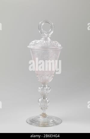 Vasetto con coperchio, macinacaffè, foresteria e ragazzo Gewelfde voet incontrò omgeslagen rand. Stam met een holle, geribde knop en een holle, vierlobBige knop; beide tussen schijven. Conische kelk met afgeronde bodem. Op de kelk een scharensliep, een houtvester en een jongen. Deksel incontrò il knop in vorm van een ring. Op de deksel gegraerde bloem- en bladslinger. Produttore : glasblazer: AnoniemPlaats fabbricante: Nederlanden Dating: CA. 1680 - ca. 1700 Kenmerken Fisici: Helder, kleurloos glas met radgravure Materiale: Glas Techniek: façon de Venise / radgravure / glasblazen dimensioni: H 26 cm. × d 12,6 c Foto Stock