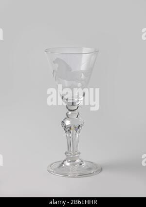 Calice con cavallo e testa AUREA LIBERTAS, NM 10429 Bokaal incontrato klokvormig gewelfde voet. Zeshoekige in vorm geblazen stam met twee knoppen en een schijf. Op de conische kelk een egraveerde voorstelling van een paard en het opschrift: Aurea LIBERTAS. Produttore : glasblazer: Anoniemglasgraveur: AnoniemPlats fabbricante: Glasblazer: Engelandglasgraveur: Noordelijke Nederlanden dating: CA. 1725 - ca. 1750 kenmerken Fisici: Helder, kleurloos glas met radgravure Materiale: Glas Techniek: Slijpen / radgravure / glasblazen dimensioni: H 16,5 cm. × d 7,5 cm. Foto Stock