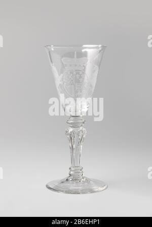 Vaso con le braccia di Anna di Hannover, NM 10427 Bokaal van helder, kleurloos glas incontrato conische voet. Zeshoekige in vorm geblazen stam met ringenn en een knop. Op de conische kelk in radgravure het gekroonde wapen van Anna van Hannover (1709-1759). Produttore : glasblazer: Anoniemglasgraveur: AnoniemPlats fabbricante: Glasblazer: Engelandglasgraveur: Noordelijke Nederlanden dating: CA. 1735 - ca. 1750 kenmerken Fisici: Helder, kleurloos glas met radgravure Materiale: Glas Techniek: Radgravure / glasblazen dimensioni: H 20,6 cm. × d 9,1 cm. Foto Stock
