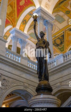 Biblioteca del Congresso Grande Sala statua e soffitto, Washington, DC, USA. Foto Stock