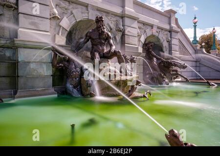 Dettaglio della Fontana della Corte di Nettuno, Nettuno fiancheggiato da Tritons di fronte alla Biblioteca del Congresso, Washington, D.C., USA. Foto Stock