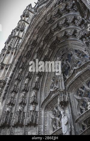 Dettaglio architettonico della cattedrale cattolica romana Saint Gatien in Tours, Indre et Loire, Francia Foto Stock