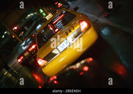 Vista di una cabina che si muove su una strada bagnata. Foto Stock