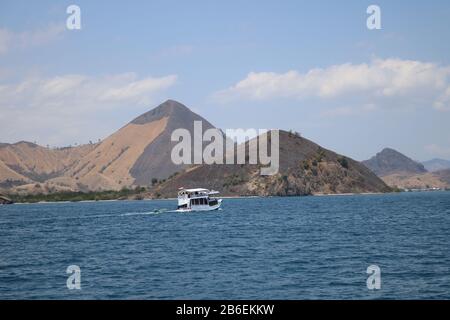 Il paesaggio naturale di Labuan Bajo, Nusa Tenggara orientale, Indonesia, con le sue belle montagne e mare dell'isola Foto Stock