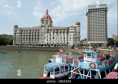 Taj Mahal Hotel e torre sul lungomare, Mumbai, Maharashtra, India Foto Stock