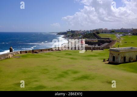 Vista della Costa di San Juan dal Castillo San Felipe del Morro Foto Stock