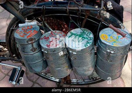 Tiffin contenitori pronti per essere distribuiti agli impiegati a Mumbai, Maharashtra, India Foto Stock