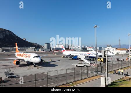 EasyJet e British Airways aerei su tarmac all'aeroporto di Gibilterra Foto Stock