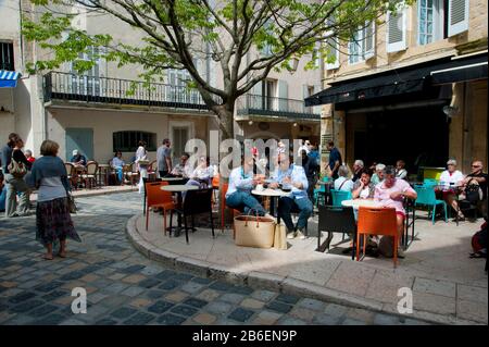 Turisti a caffè marciapiede, Lourmarin, Vaucluse, Provenza-Alpi-Costa Azzurra, Francia Foto Stock