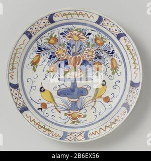 A bordo Rond bord van veelkleurig beschilderde faience. Op het plat zijn een bloemenvaas en twee vogels geschilderd en op de rand een Chinees motief. Bij het bord horen drie identieke borden met de invrs. BK-KOG-2424-b, BK-KOG-2424-c en BK-KOG-2424-d. Produttore : plateelbakkerij: AnoniemPlaats fabbricante: Delft Dating: CA. 1750 - ca. 1780 Materiale: Aardewerk tylazuur faience Techniek: Schildertechniek / policromie dimensioni: D 19,6 cm. × h 2,6 cm. Foto Stock