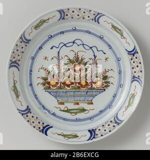 A bordo di Rond bord van veelkleurig beschilderde faience, met op het plat een mand ha incontrato bloemen in de kleuren blauw, groen, geel en rood en op de rand een veelkleurig Chinees motief. Produttore : plateelbakkerij: AnoniemPlaats fabbricante: Delft Dating: CA. 1740 - ca. 1780 Materiale: Aardewerk tylazuur faience Techniek: Schildertechniek / policromie dimensioni: D 22,7 cm. × h 3,4 cm. Foto Stock