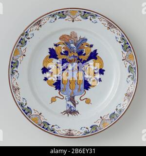 Piatto, dipinto con lo stemma Pride Rond bord van veelkleurig beschilderde faience. Op het plat is een wapen geschilderd, met daarin drie violen met de hals neer beneden. Mogelijk è il dit het wapen van de familie Hoogmoed. Langs de rand zijn bloem- en blad motieven geschilderd. Produttore : plateelbakkerij: AnoniemPlaats fabbricante: Delft Dating: CA. 1750 - ca. 1770 Materiale: Aardewerk tylazuur faience Techniek: Schildertechniek / policromie dimensioni: D 22,4 cm. × h 2,9 cm. Foto Stock