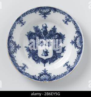 Piatto, dipinto con lo stemma Oskamp, ​​BK-NM-10809-A Bord van faience, beschilderd in blauw met een wapen met drie koeien- of ossenkoppen, mogelijk het familiewapen Oskamp. Produttore : plateelbakkerij: De Porceleyne Byl (vermeld op object)eigenaar plateelbakkerij: Hugo Justusz BrouwerPlats manufacturing: Delft Dating: 1787 Materiale: Fate dimensioni: D 24,6 cm. Foto Stock