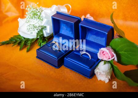 Coppia di anelli da sposa belli in casi primo piano decorato Foto Stock
