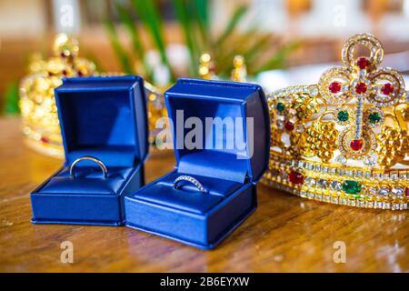 Coppia di anelli di nozze in casi con corone sante tradizione ortodossa di nozze nessuno Foto Stock