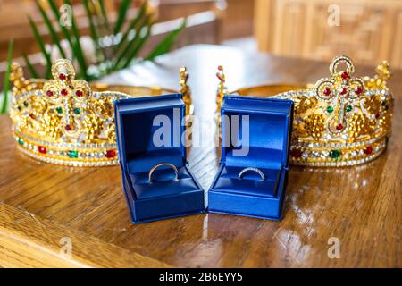 Coppia di anelli di nozze in casi con corone sante tradizione ortodossa di nozze nessuno Foto Stock