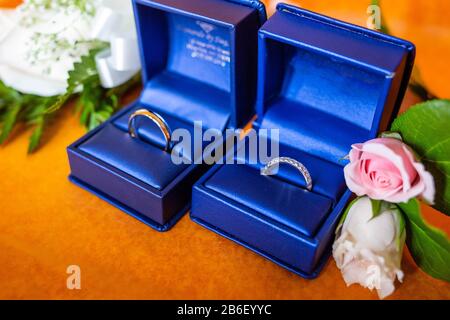 Coppia di anelli da sposa belli in casi primo piano decorato Foto Stock