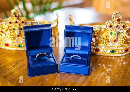 Coppia di anelli di nozze in casi con corone sante tradizione ortodossa di nozze nessuno Foto Stock