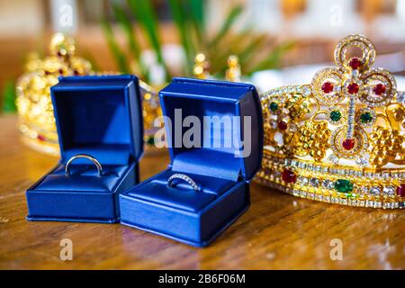 Coppia di anelli di nozze in casi con corone sante tradizione ortodossa di nozze nessuno Foto Stock