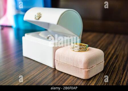 Coppia di anelli da sposa belli in casi primo piano decorato Foto Stock
