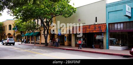 Negozi sulla strada, nel centro di San Luis Obispo, nella contea di San Luis Obispo, California, Stati Uniti Foto Stock