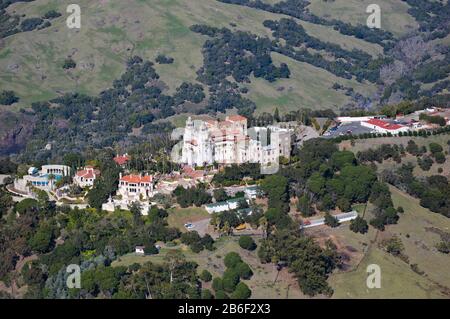 Vista aerea di un castello su una collina, il Castello di Hearst, San Simeone, San Luis Obispo County, California, Stati Uniti d'America Foto Stock