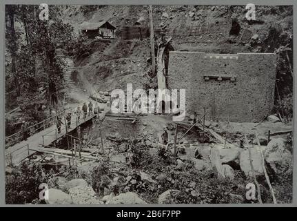 Costruzione del ponte sopra l'Aroel Timbang Gaja costruzione del ponte sopra l'Aroel Timbang Gaja. Inge Stuck foto in un album di 107 foto sulla costruzione del Gajoweg nel nord di Sumatra tra Bireuen e Takinguen tra il 1903-1914. Produttore : fotografo: Anonymous place manufacturing: North Sumatra Dating: 1903 - 1913 Materiale: Carta Tecnica: Fotografia dimensioni: Foto: H 138 mm × W 200 mmspedizione ToelichtingNa al Gajo e Alaslanden condotto da Van Daalen (primo tour nel 1901), fu incaricato nel 1903 con la preparazione di una stabile istituzione di Foto Stock