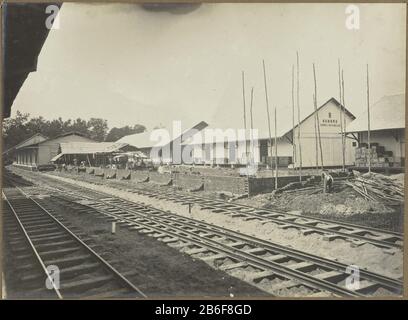 Costruzione di un edificio lungo la pista la costruzione di un edificio commerciale lungo la pista, Dove: Apparentemente a Medan. Foto dell'album fotografico degli architetti e costruttori olandesi Bennink e Riphagen a Medan negli anni intorno al 1914-1919. Produttore : fotografo: Anonymous place manufacturing Medan dating: 1914 - 1919 caratteristiche Fisiche: Gelatina argento materiale di stampa: Carta Tecnica: Gelatina argento dimensioni di stampa: H 147 mm × b mm Data 202: 1914 - 1919 Foto Stock