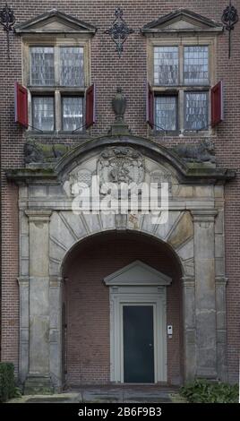 Frammento di costruzione Steenhouwwerk van de gevel (stadzijde) van de Waterpoort te Gorinchem, bestaande uit steenstukken en drie stuks gevelankers. Materiale: Steen (materiaal) Foto Stock