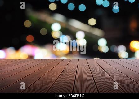 Piattaforma in legno e luce da strada defocus. Foto Stock