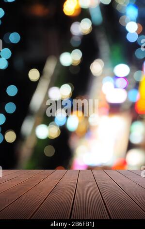 Piattaforma in legno e luce da strada defocus. Foto Stock
