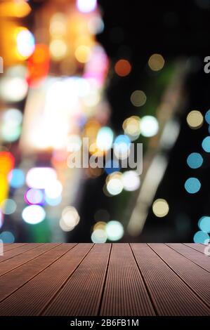 Piattaforma in legno e luce da strada defocus. Foto Stock