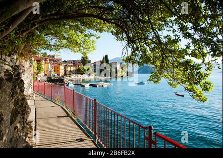 Passerella lungo la riva di un lago, Varenna, Lago di Como, Lombardia, Italia Foto Stock