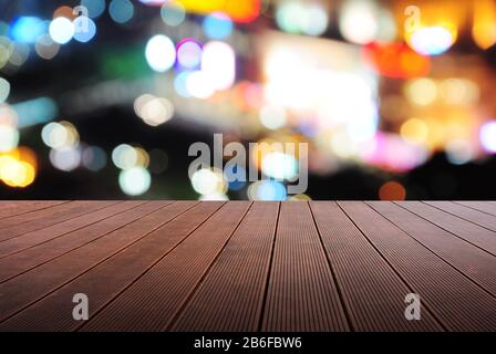 Piattaforma in legno e luce da strada defocus. Foto Stock