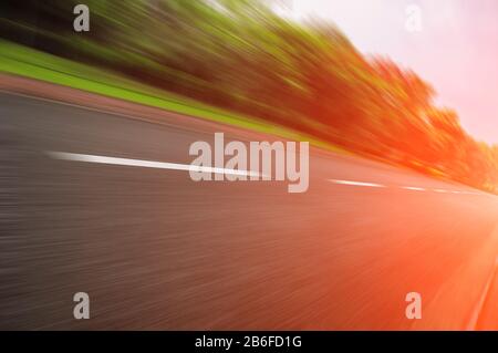 Strada asfaltata in movimento in campagna al crepuscolo, Jiangmen, Guangdong, Cina. Foto Stock