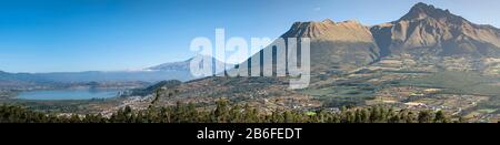 Vista del Lago del San Pablo e del vulcano Imbabura dalla terrazza Sacha Ji, Provincia di Imbabura, Ecuador Foto Stock